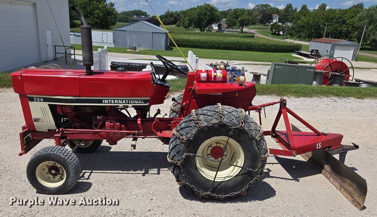 image for item EO1520 International 284 tractor
