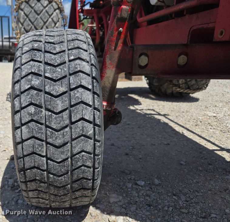 image for item EO1520 International 284 tractor