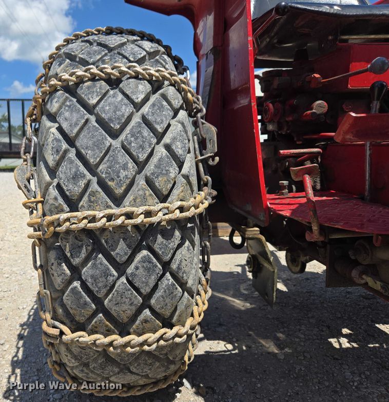 image for item EO1520 International 284 tractor