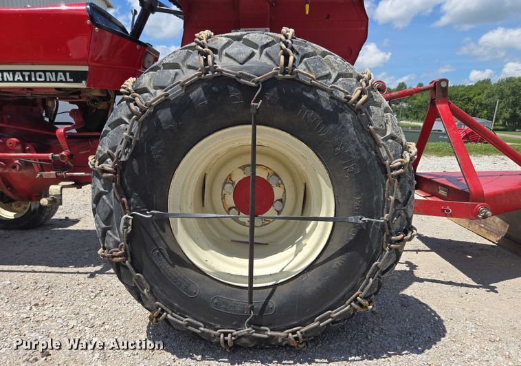 image for item EO1520 International 284 tractor