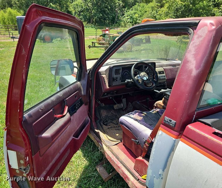 image for item EO4530 1989 GMC Sierra K1500 pickup truck