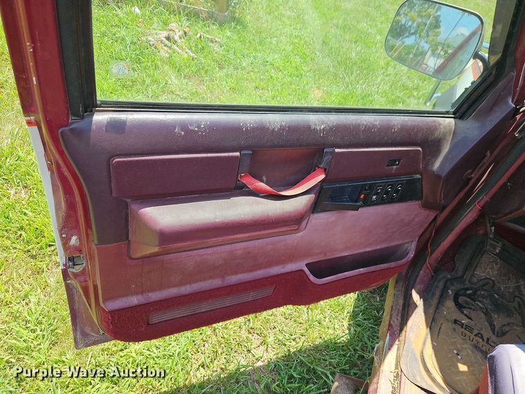 image for item EO4530 1989 GMC Sierra K1500 pickup truck