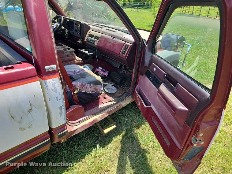 image for item EO4530 1989 GMC Sierra K1500 pickup truck