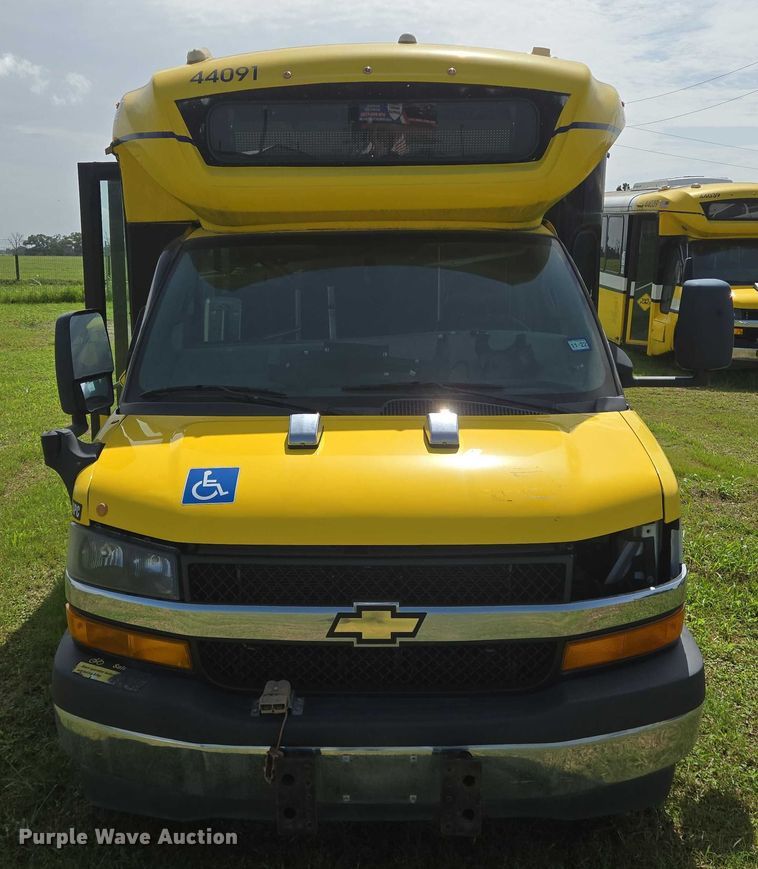 image for item EQ4033 2017 Chevrolet Express G4500 shuttle bus