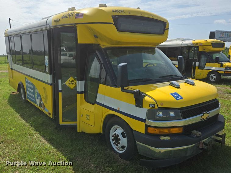 image for item EQ4033 2017 Chevrolet Express G4500 shuttle bus