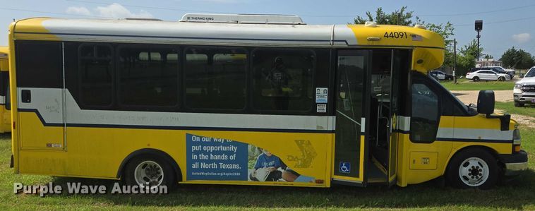 image for item EQ4033 2017 Chevrolet Express G4500 shuttle bus