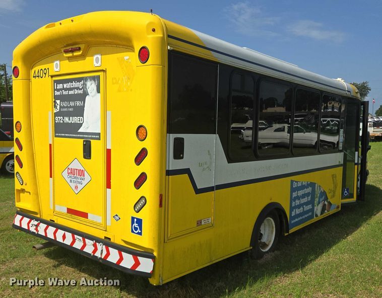 image for item EQ4033 2017 Chevrolet Express G4500 shuttle bus