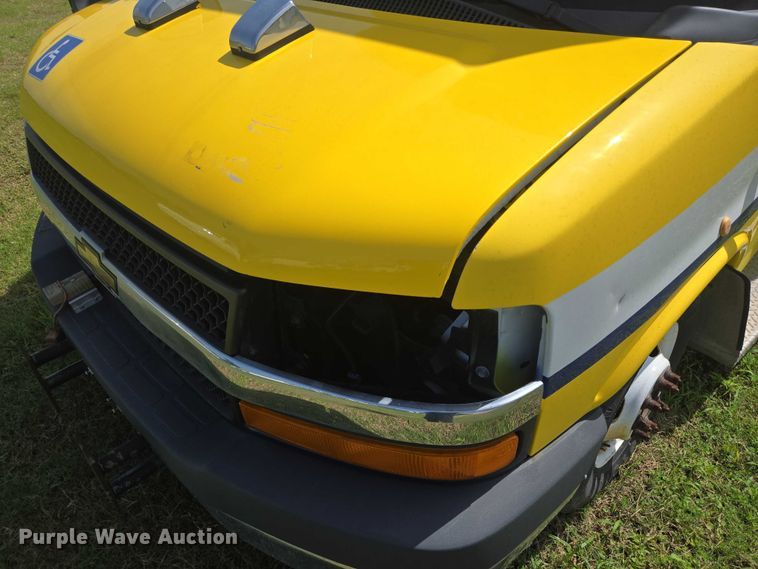 image for item EQ4033 2017 Chevrolet Express G4500 shuttle bus