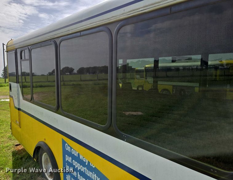 image for item EQ4033 2017 Chevrolet Express G4500 shuttle bus