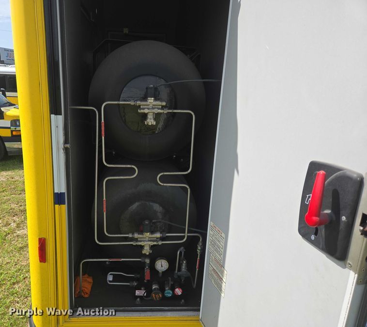 image for item EQ4033 2017 Chevrolet Express G4500 shuttle bus