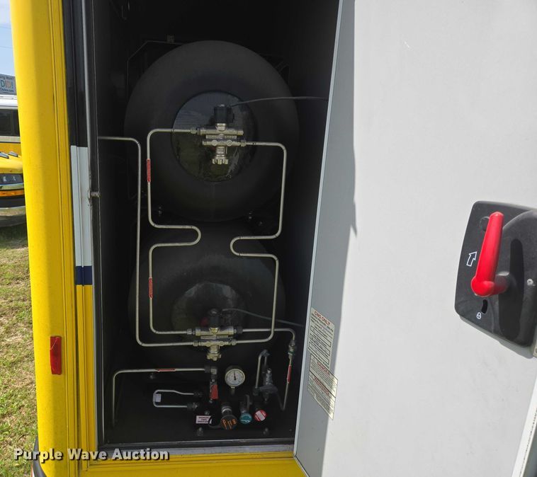 image for item EQ4033 2017 Chevrolet Express G4500 shuttle bus