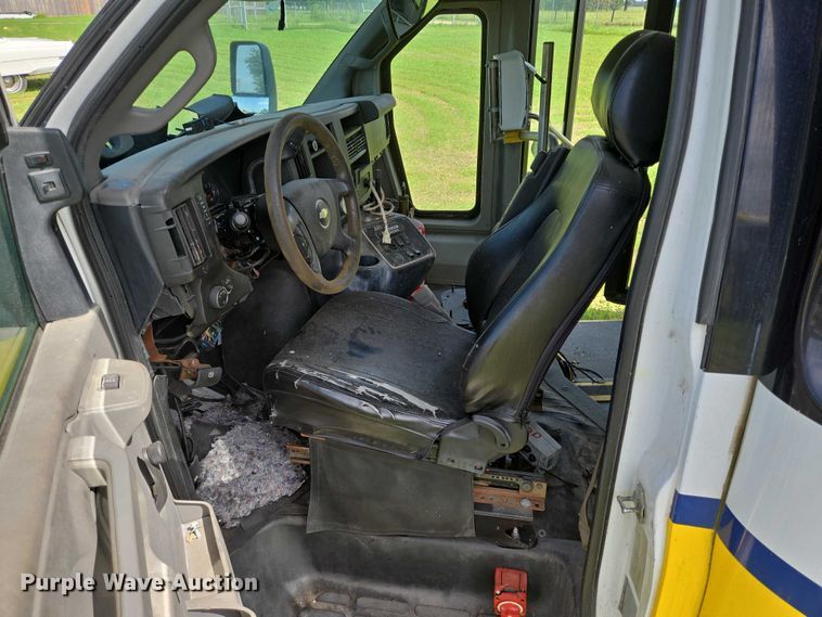 image for item EQ4033 2017 Chevrolet Express G4500 shuttle bus