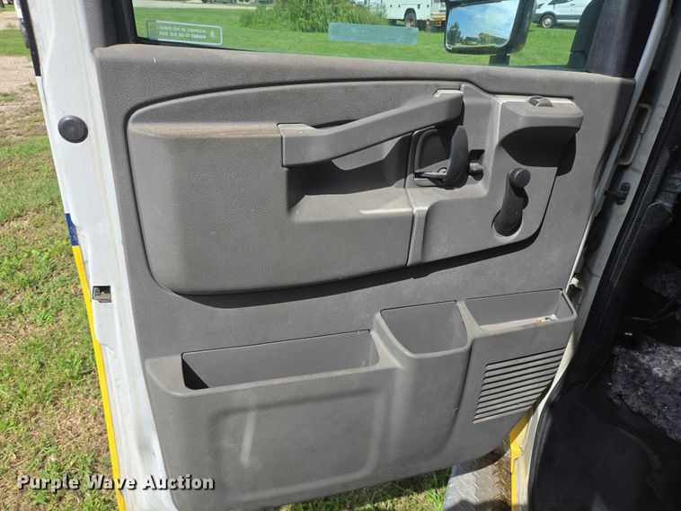 image for item EQ4033 2017 Chevrolet Express G4500 shuttle bus