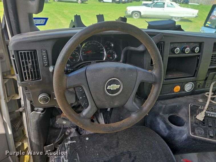 image for item EQ4033 2017 Chevrolet Express G4500 shuttle bus