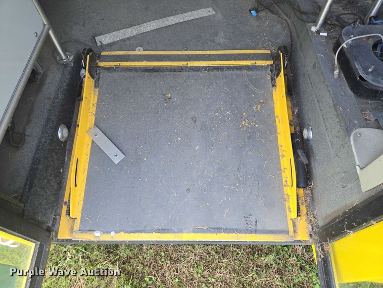 image for item EQ4033 2017 Chevrolet Express G4500 shuttle bus