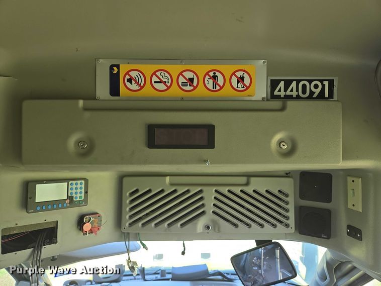 image for item EQ4033 2017 Chevrolet Express G4500 shuttle bus