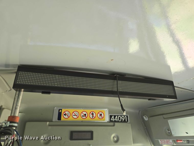 image for item EQ4033 2017 Chevrolet Express G4500 shuttle bus