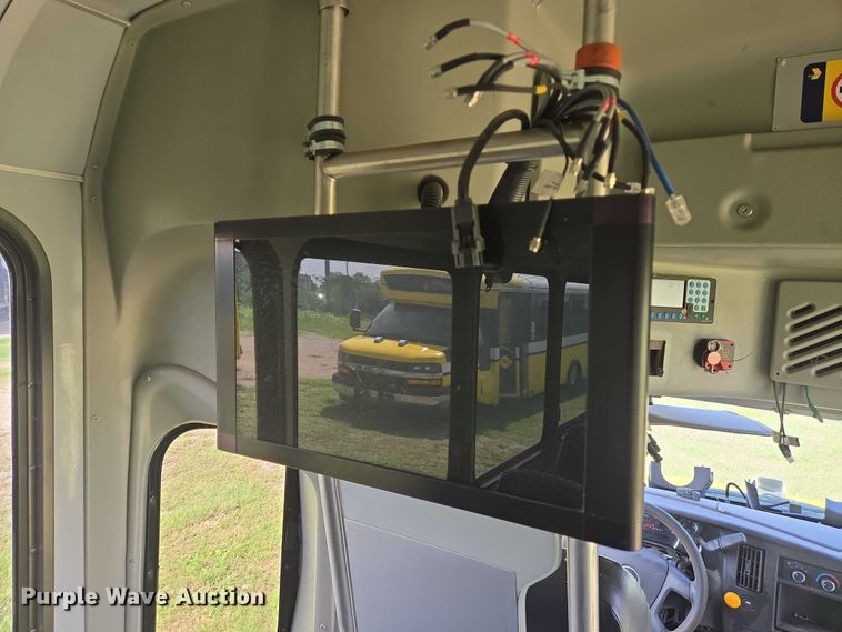 image for item EQ4033 2017 Chevrolet Express G4500 shuttle bus