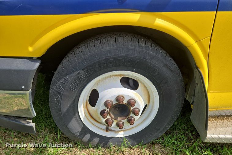 image for item EQ4033 2017 Chevrolet Express G4500 shuttle bus