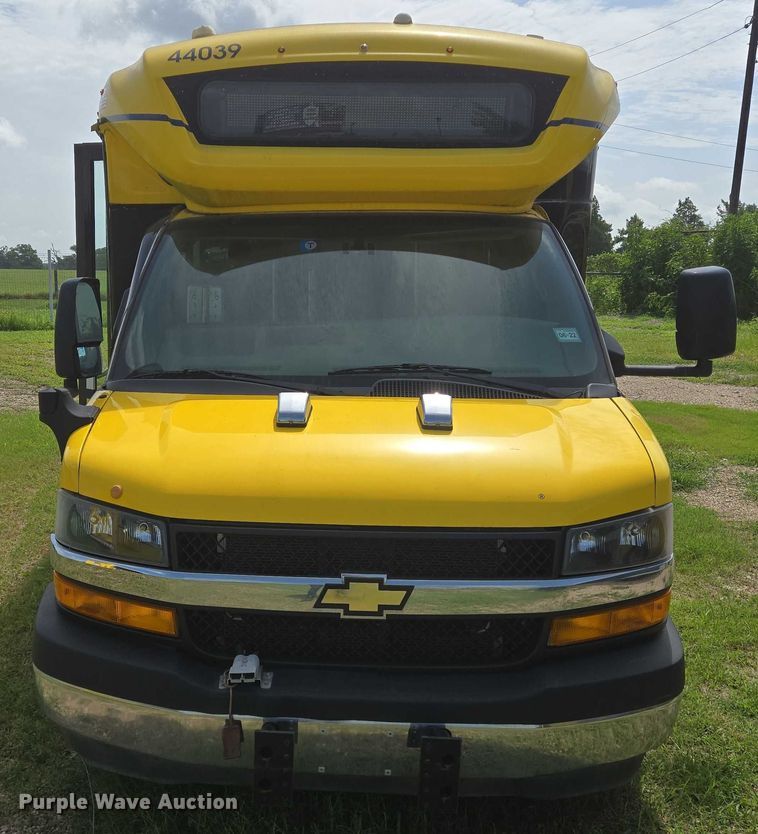 image for item EQ4034 2017 Chevrolet Express G4500 shuttle bus