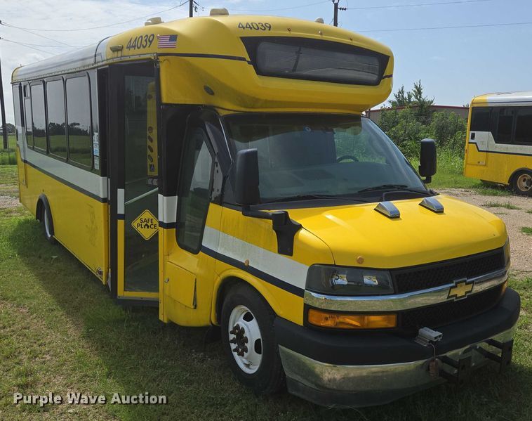 image for item EQ4034 2017 Chevrolet Express G4500 shuttle bus