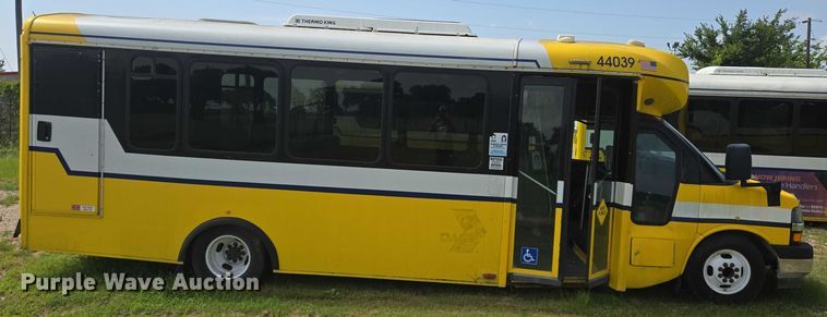 image for item EQ4034 2017 Chevrolet Express G4500 shuttle bus