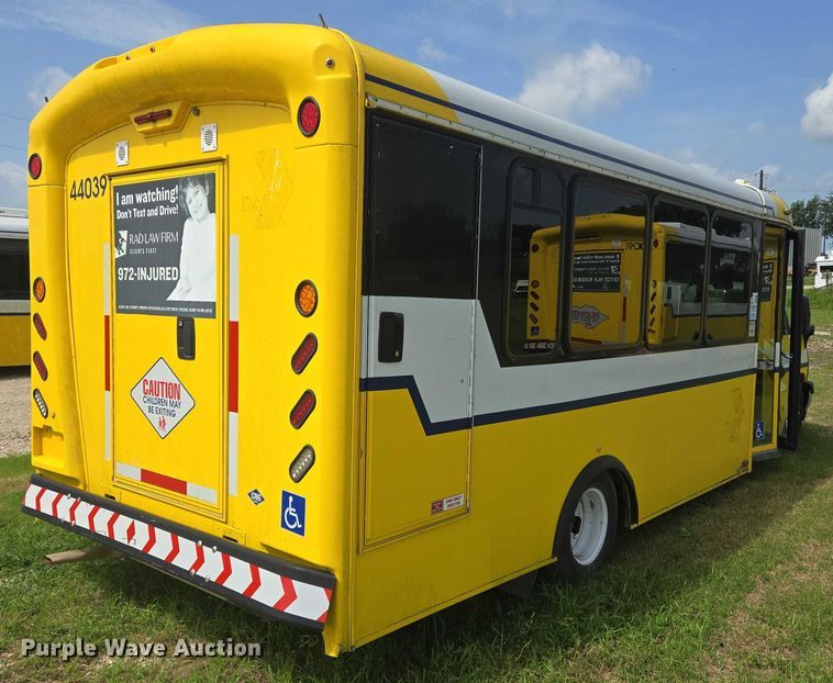 image for item EQ4034 2017 Chevrolet Express G4500 shuttle bus