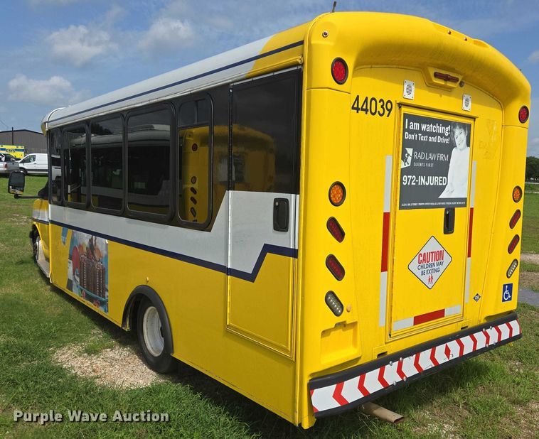 image for item EQ4034 2017 Chevrolet Express G4500 shuttle bus