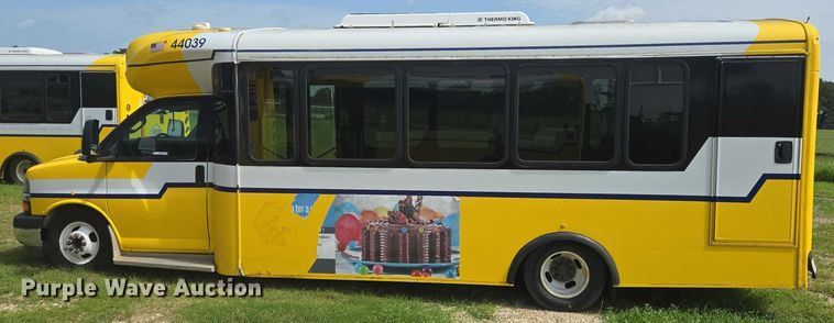 image for item EQ4034 2017 Chevrolet Express G4500 shuttle bus