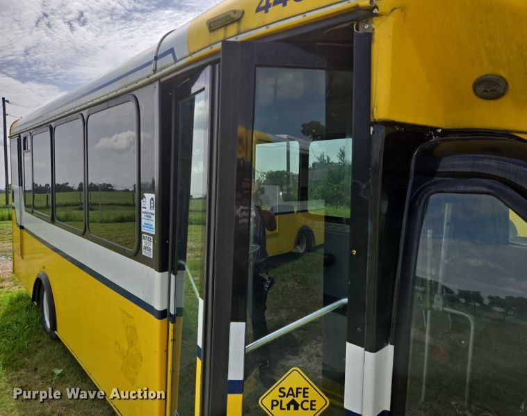 image for item EQ4034 2017 Chevrolet Express G4500 shuttle bus