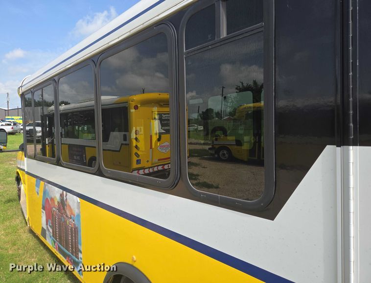 image for item EQ4034 2017 Chevrolet Express G4500 shuttle bus