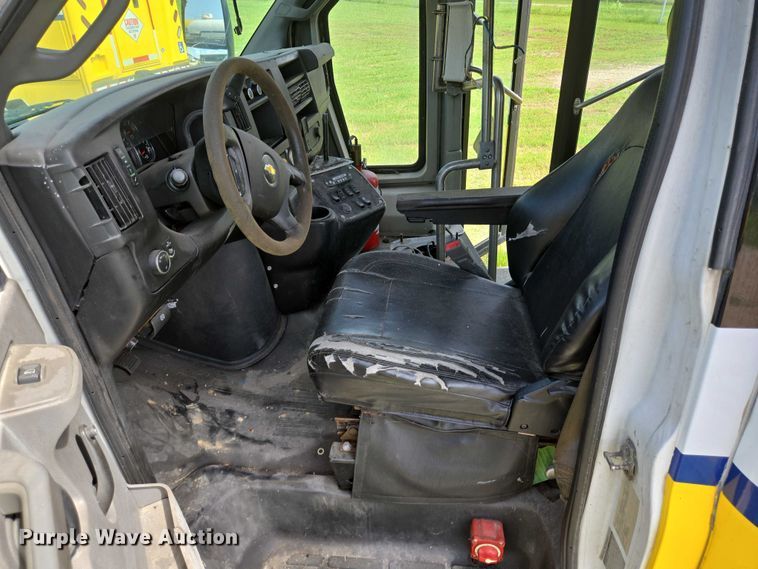 image for item EQ4034 2017 Chevrolet Express G4500 shuttle bus