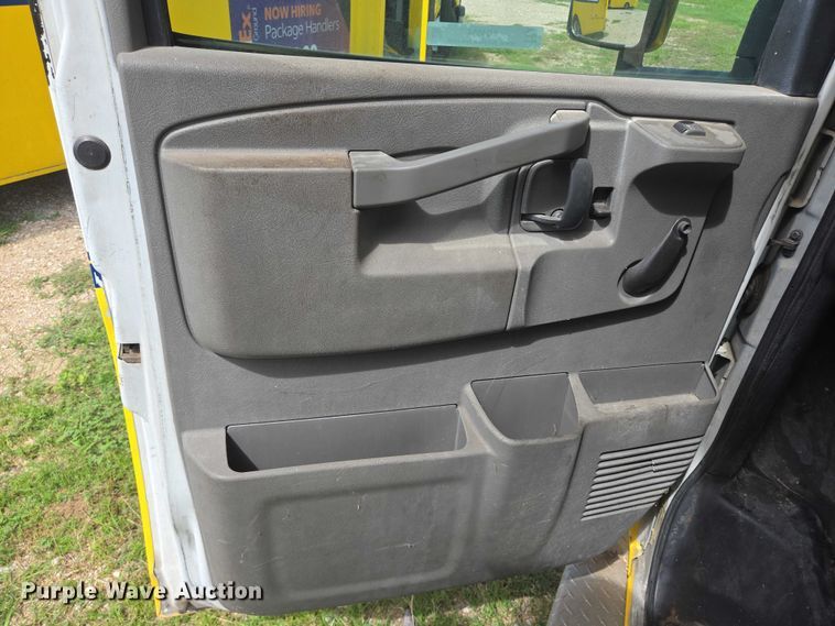 image for item EQ4034 2017 Chevrolet Express G4500 shuttle bus