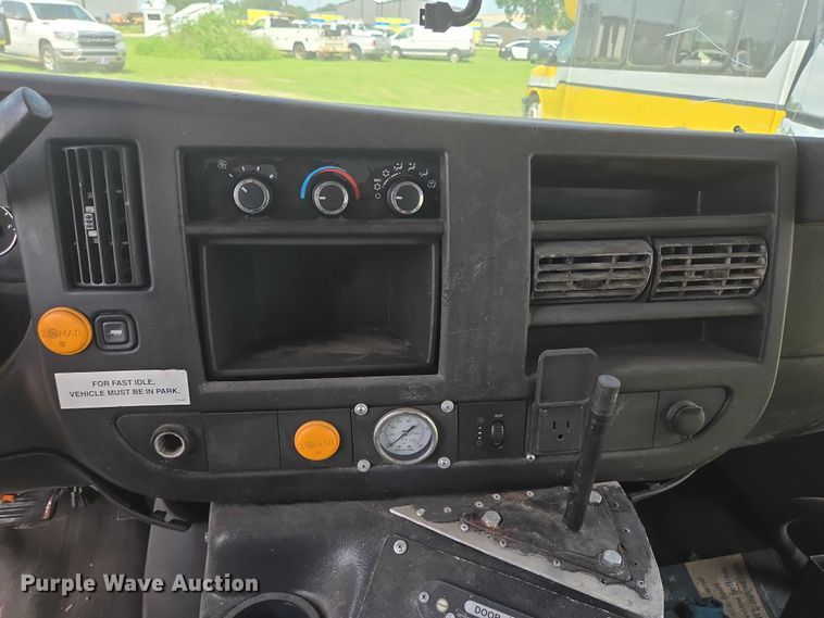 image for item EQ4034 2017 Chevrolet Express G4500 shuttle bus