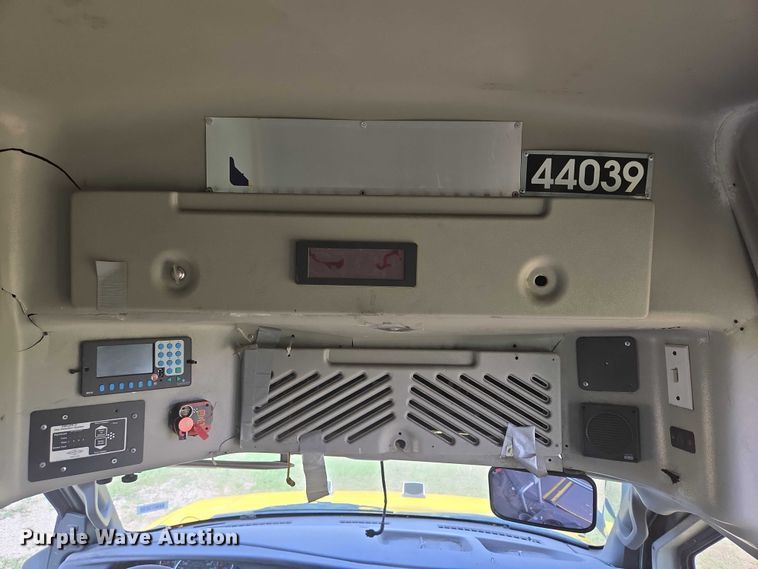 image for item EQ4034 2017 Chevrolet Express G4500 shuttle bus