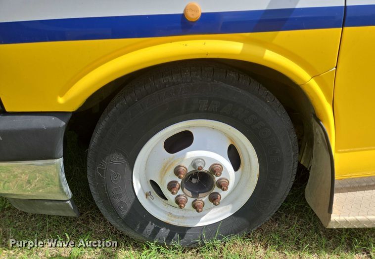 image for item EQ4034 2017 Chevrolet Express G4500 shuttle bus