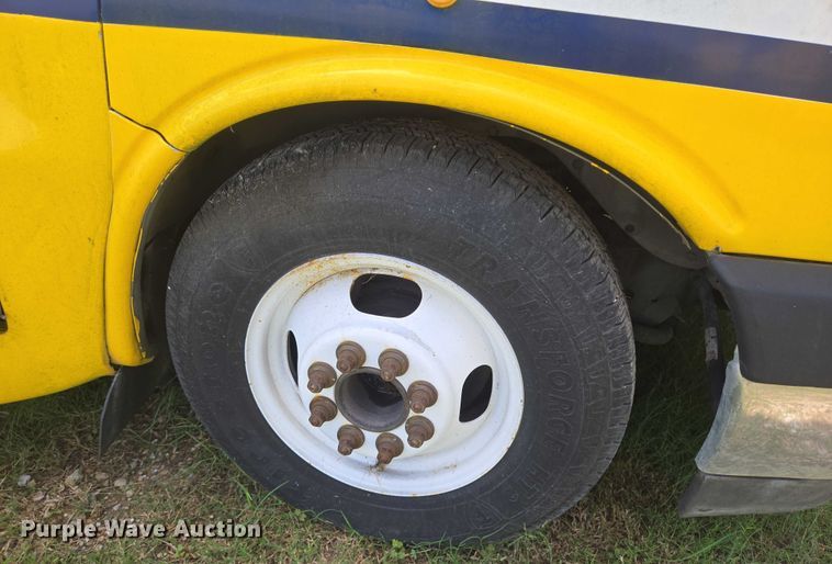 image for item EQ4034 2017 Chevrolet Express G4500 shuttle bus