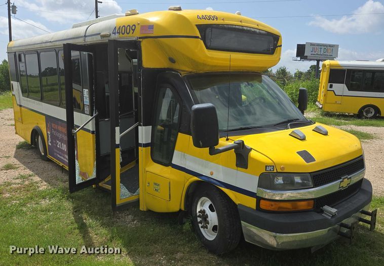 image for item EQ4035 2016 Chevrolet Express G4500 shuttle bus