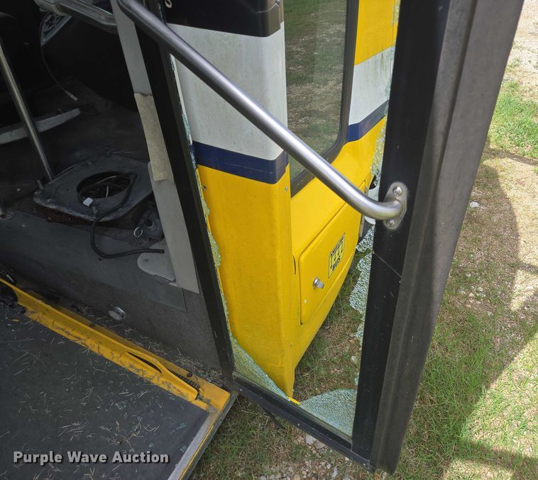 image for item EQ4035 2016 Chevrolet Express G4500 shuttle bus