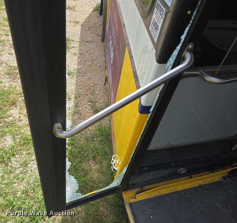 image for item EQ4035 2016 Chevrolet Express G4500 shuttle bus