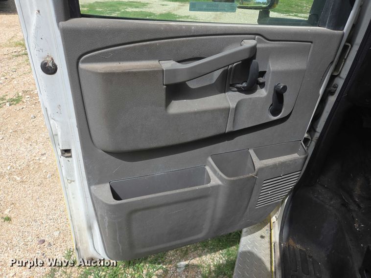 image for item EQ4035 2016 Chevrolet Express G4500 shuttle bus