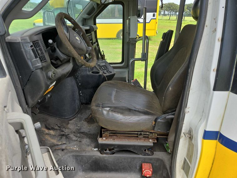 image for item EQ4035 2016 Chevrolet Express G4500 shuttle bus