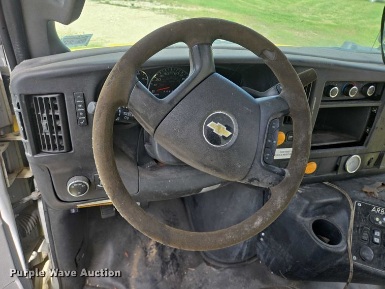 image for item EQ4035 2016 Chevrolet Express G4500 shuttle bus