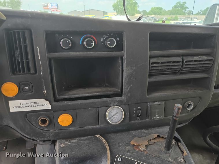 image for item EQ4035 2016 Chevrolet Express G4500 shuttle bus