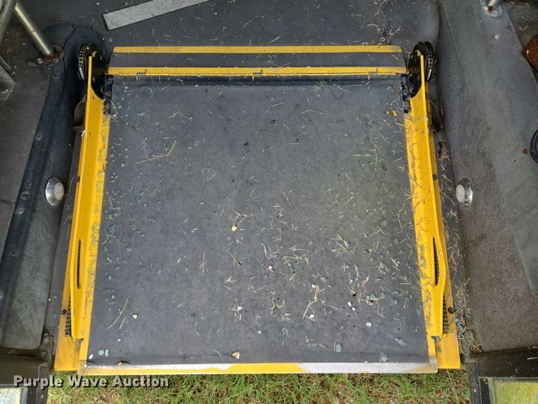 image for item EQ4035 2016 Chevrolet Express G4500 shuttle bus