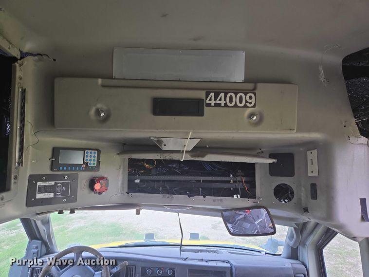 image for item EQ4035 2016 Chevrolet Express G4500 shuttle bus