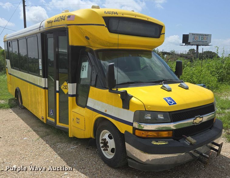 image for item EQ4036 2017 Chevrolet Express G4500 shuttle bus