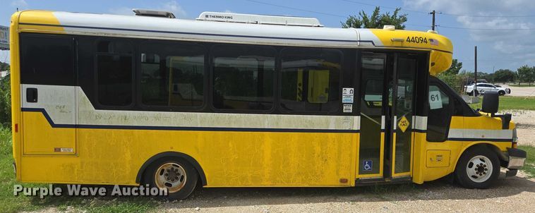 image for item EQ4036 2017 Chevrolet Express G4500 shuttle bus