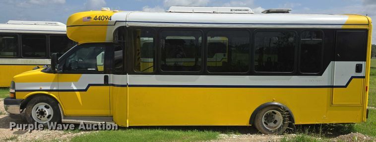 image for item EQ4036 2017 Chevrolet Express G4500 shuttle bus