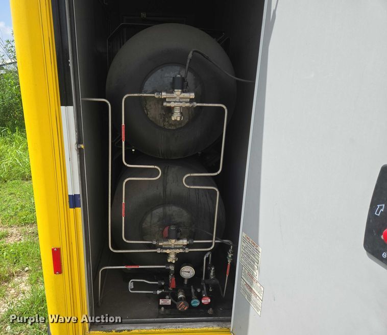 image for item EQ4036 2017 Chevrolet Express G4500 shuttle bus